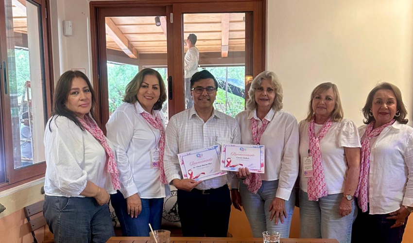 Entrega de reconocimiento por el apoyo a Onco Reto de la Sra Cristina Walton y Omar Macías Díaz