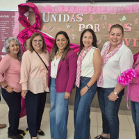 Pacientes oncológicos recibiendo su frazada durante sus citas médicas en el Centro Estatal de Oncologia