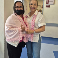Pacientes oncológicos recibiendo su frazada durante sus citas médicas en el Centro Estatal de Oncologia