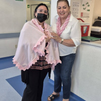 Pacientes oncológicos recibiendo su frazada durante sus citas médicas en el Centro Estatal de Oncologia