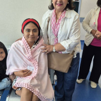 Pacientes oncológicos recibiendo su frazada durante sus citas médicas en el Centro Estatal de Oncologia