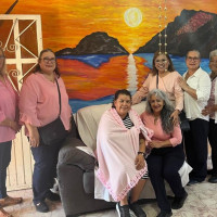 Pacientes oncológicos recibiendo su frazada durante sus citas médicas en el Centro Estatal de Oncologia