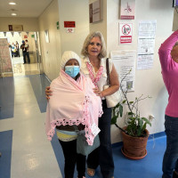 Pacientes oncológicos recibiendo su frazada durante sus citas médicas en el Centro Estatal de Oncologia