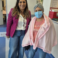 Pacientes oncológicos recibiendo su frazada durante sus citas médicas en el Centro Estatal de Oncologia