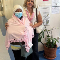 Pacientes oncológicos recibiendo su frazada durante sus citas médicas en el Centro Estatal de Oncologia